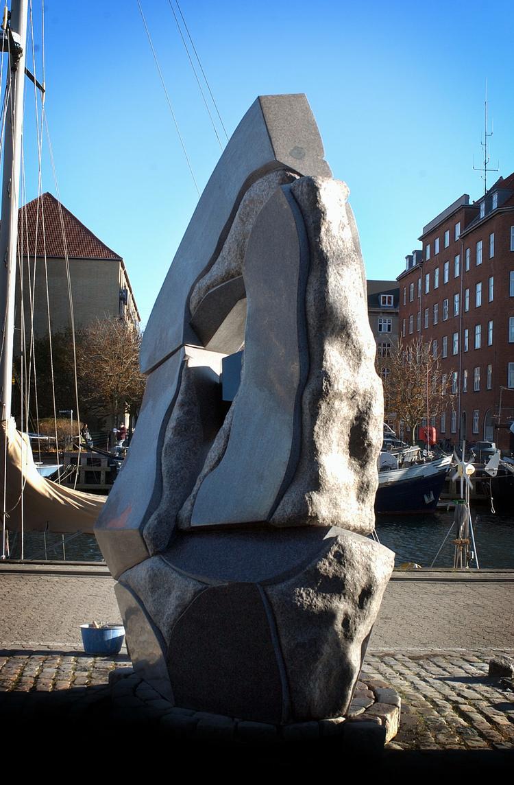 Skulptur af billedhuggeren Eva Sørensen ved Christianshavns Kanal.
   Foto: Finn Frandsen/POLFOTO