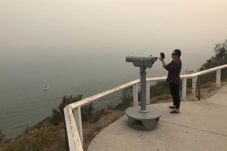En tung røgsky fra de mange brande hænger over Frankston Beach i Melbourne. Brandene har forårsaget kæmpemæssige ødelæggelser i store nationalparker og turistdestinationer i Australien. Foto: Stringer/Ritzau Scanpix