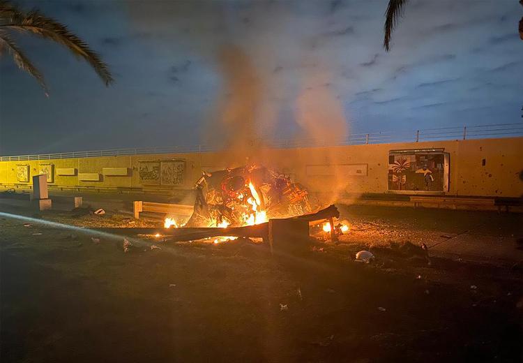 Billeder fra det irakiske militær viser en brændende bil efter det amerikanske missilangreb op en af Irans ledende militærfolk, som ifølge USA er ansvarlig for utallige angreb mod amerikanere. Foto: -/Ritzau Scanpix