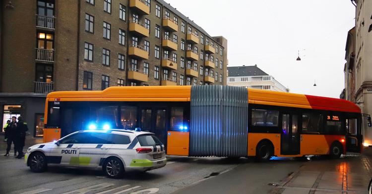 Harmonikabussen stod på tværs af kørebanen, indtil teknikere fik vristet køretøjet fri af sin fastlåste position. Foto: Presse-fotos.dk/Ritzau Scanpix