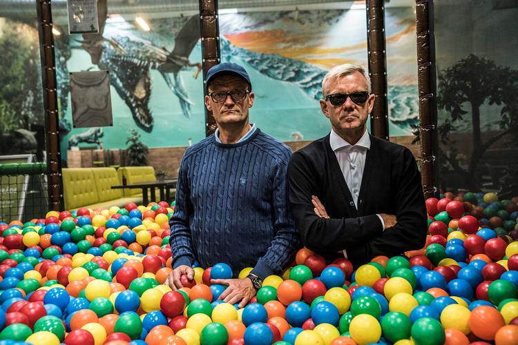 Frank og Casper træder i spinaten i filmen 'Klovn - The Final'. Nu genoptager de den oprindelige tv-serie med en 8. sæson.   Foto: PR