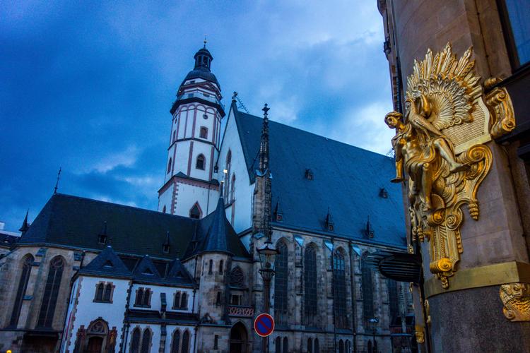 25 ruder blev nytårsnat smadret i Leipzigs historiske Thomaskirke, hvor Johann Sebastian Bach virkede i 1700-tallet.  Foto: Visions of Domino CC BY 2.0