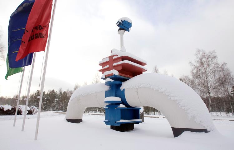 En oliepumpestation i Hviderusland sender russisk olie til købere i vesten. Nu har russerne indstillet leverancerne til Hviderusland: Landene har ikke kunnet forhandle et olieaftale på plads. Foto: Vasily Fedosenko/Ritzau Scanpix