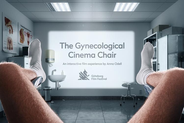 PR-billede af Anna Odells nye interaktive værk, ’The Gynecological Cinema Chair’. Festivalen ønsker ikke at oplyse, om oplevelsen på festivalen kommer til at matche fotoet. Foto: Göteborg Film Festival 