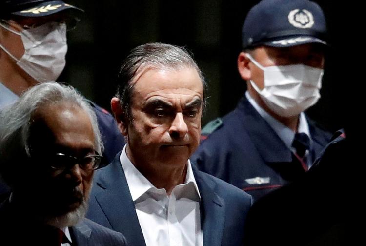 
    Omgivet af politi forlader Carlos Ghosn fængslet i Tokyo i april. Han klager over et umenneskeligt japansk retssystem, som ville dømme ham på forhånd. Japan vil kræve ham udleveret fra Libanon. 
   Foto: Issei Kato/Ritzau Scanpix