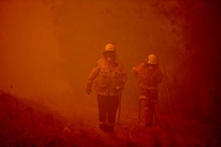 Brandmænd i Australien kæmper mod flammer, vind og ekstreme temperaturer på den lørdag, som officielt er blevet udnævnt til at være særlig farlig. Foto er fra Moruya, syd for Batemans Bay i delstaten New South Wales, hvor over 100 brande e udenfor kontrol.  Foto: Peter Parks/Ritzau Scanpix