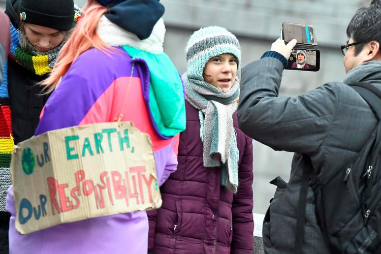 
Same procedure as last year, miss Sophie? Same procedure as every friday. Den svenske klimaaktivist Greta Thunberg var klar efter nytåret foran det svenske parlament i fredags. Hun har dog også lidt haft tid til at lave lidt sjov med sin Twitterprofil og sit nye dæknavn Sharon. Foto: Claudio Bresciani/Ritzau Scanpix