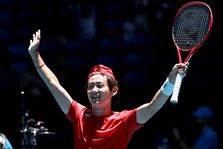 Yoshihito Nishioka fra Japan fejrer sin sejr ved ATP Cup over rutinerede Pablo Cuevas fra Uruguay.   Foto: Ciro De Luca/Ritzau Scanpix
