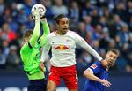 Alexander Nübel griber her som Schalke-spiller bolden for næsen af den danske Leipzig-angriber Yussuf Poulsen, og den unge målmand skal fra sommeren 2020 gribe for Tysklands største fodboldklub, FC Bayern München.   Foto: Leon Kuegeler/Ritzau Scanpix
