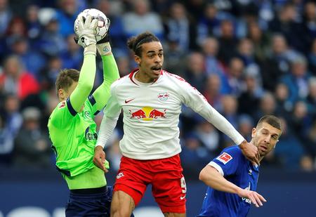 Alexander Nübel griber her som Schalke-spiller bolden for næsen af den danske Leipzig-angriber Yussuf Poulsen, og den unge målmand skal fra sommeren 2020 gribe for Tysklands største fodboldklub, FC Bayern München.   Foto: Leon Kuegeler/Ritzau Scanpix