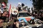 Demonstranter samlede sig lørdag i stort tal i Iraks hovedstad, Bagdad, hvor de ærede militslederen Abu Mahdi al-Muhandis og den iranske general Suleimani.  Sidstnævntes lig blev ført fra Bagdad til Iraks hellige by Najaf og derfra videre til den iranske by Mashhad. Han ventes begravet i sin hjemby, Kerman, tirsdag.  Foto: Ahmad Al-rubaye/Ritzau Scanpix