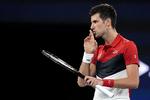 Novak Djokovic kom ind i det nye år med en hårdt tilkæmpet sejr, da han lørdag vandt over den sydafrikanske superserver Kevin Anderson. Foto: Stringer/Ritzau Scanpix