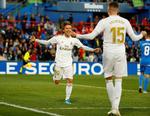 Kroatiske Luka Modric (tv.) scorede lørdag til 3-0 for Real Madrid og modtager her hyldest fra holdkammerat Federico Valverde. Foto: Stringer/Ritzau Scanpix
