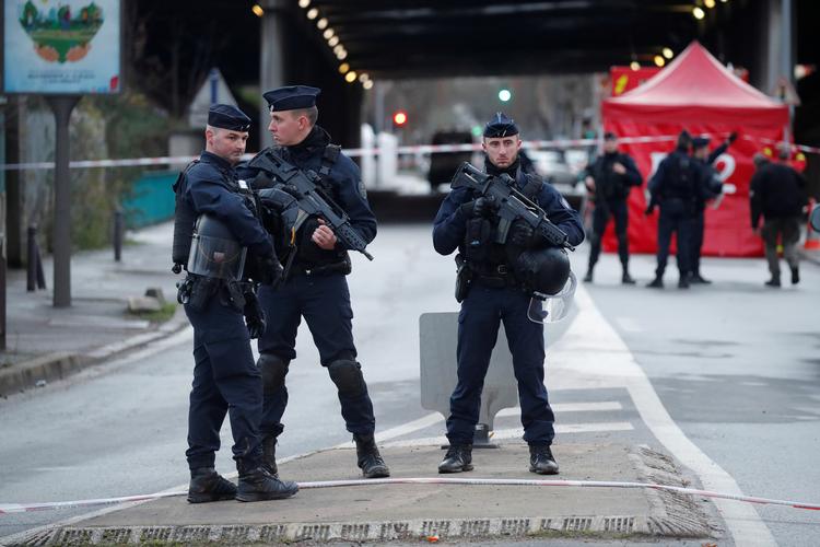 Fransk anklagemyndigheds antiterrorenhed har lørdag overtaget efterforskningen af et knivangreb, der fandt sted i en forstad til Paris fredag. Foto: Charles Platiau/Ritzau Scanpix