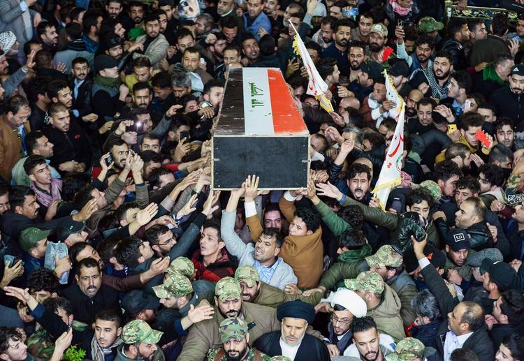 Menneskemasser begravede i går den paramilitære leder, Abu Mahdi al-Muhandi, i byen Najaf i Irak. Han var en af de dræbte i det amerikanske angreb tidligere på ugen. 
 Foto: Haidar Hamdani/Ritzau Scanpix