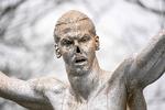 Statuen af Zlatan Ibrahimovic fotograferet i december, efter at nogen havde savet næsen af.  Foto: Johan Nilsson/Ritzau Scanpix