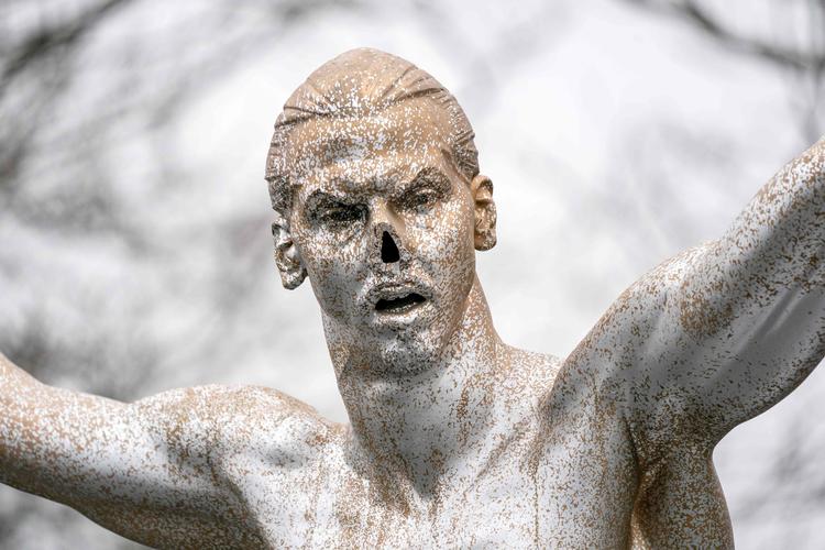Statuen af Zlatan Ibrahimovic fotograferet i december, efter at nogen havde savet næsen af.  Foto: Johan Nilsson/Ritzau Scanpix