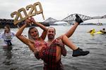 »To tusind og tyve« eller »tyve-tyve«? Her er vi til den traditionelle nytårsdukkert i South Queensferry i Skotland. Foto: Andy Buchanan/Ritzau Scanpix