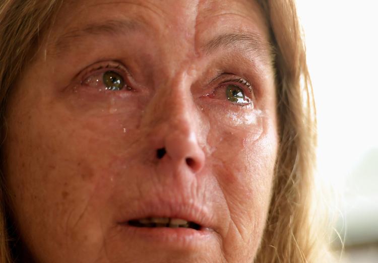 Sheryl Turner reagerer efter sin problemfyldte evakuering, hvor hun løb tør for benzin. Hun sidder med en kop kaffe på evakueringscenteret i Bomaderry Bowls Club i Bomaderry, da følelserne får frit løb.  Foto: Tracey Nearmy/Ritzau Scanpix