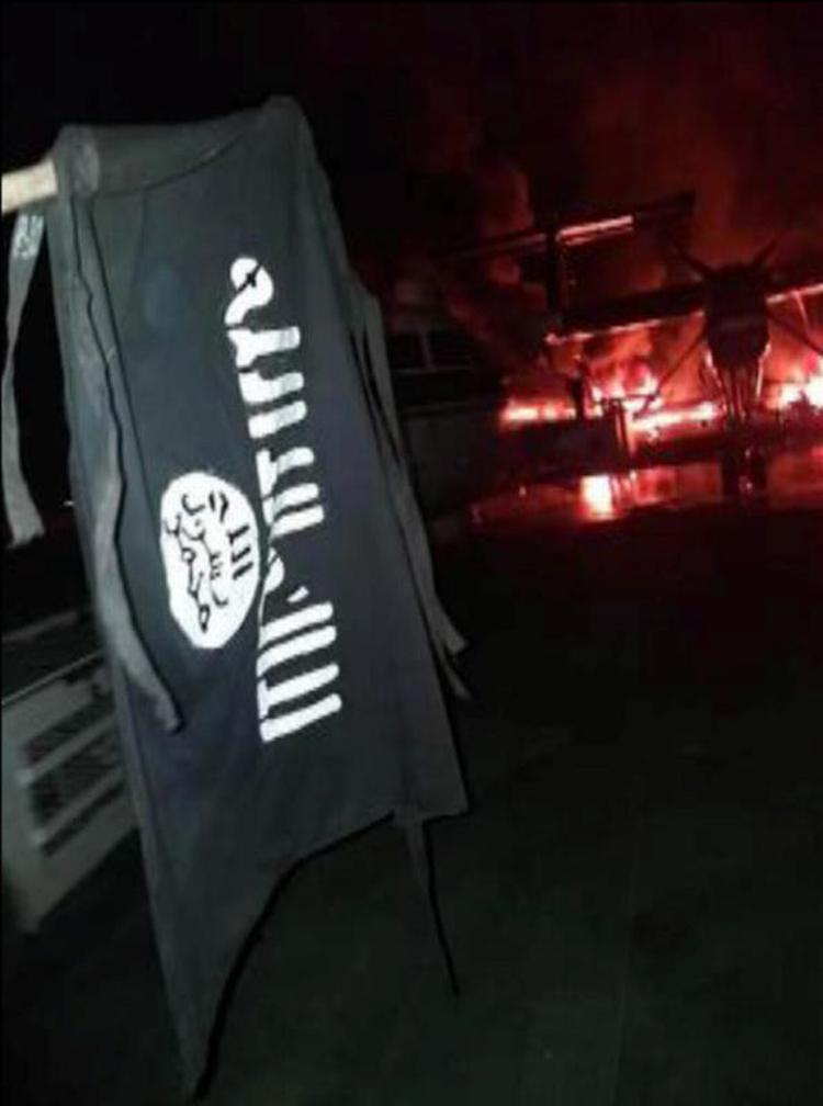 Ifølge det amerikanske militær står den islamistiske al-Shabaab-bevægelse fra Somalia bag angrebet. Her har al-Shabaab udsendt et billede, der angiveligt er taget umiddelbart efter angrebet. 