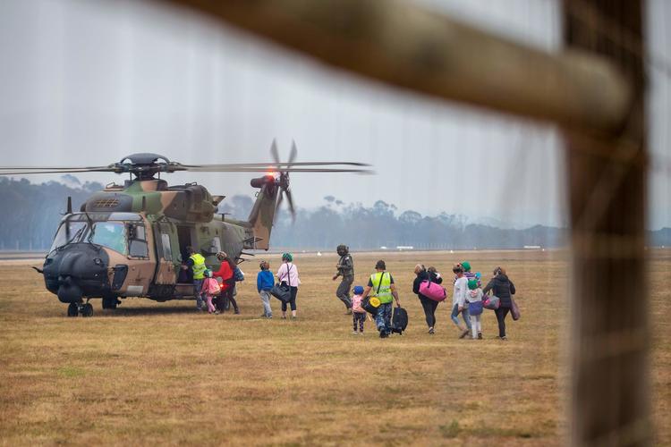 Australien kæmper med store brande i øjeblikket. Her evakueres personer med redningshelikopter fra de omfattende skovbrande. Foto: Nicole Dorrett/Ritzau Scanpix