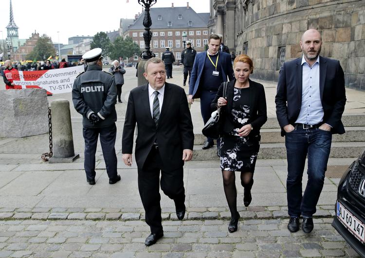Her ses Christian Hüttemeier ankomme til åbningsgudstjeneste før Folketingets åbning i selskab med Inger Støjberg og Lars Løkke Rasmussen.  Foto: Jens Dresling/POLFOTO