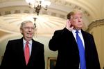 USA's præsident, Donald Trump (th.), har gjort sine politiske modstandere i Kongressen vrede ved at skrive, at hvis de vil holdes orienteret, skal de bare læse hans tweets. I dette billede fra 2019 er han flankeret af senatsleder og partifællen Mitch McConnell. Foto: Brendan Mcdermid/Ritzau Scanpix