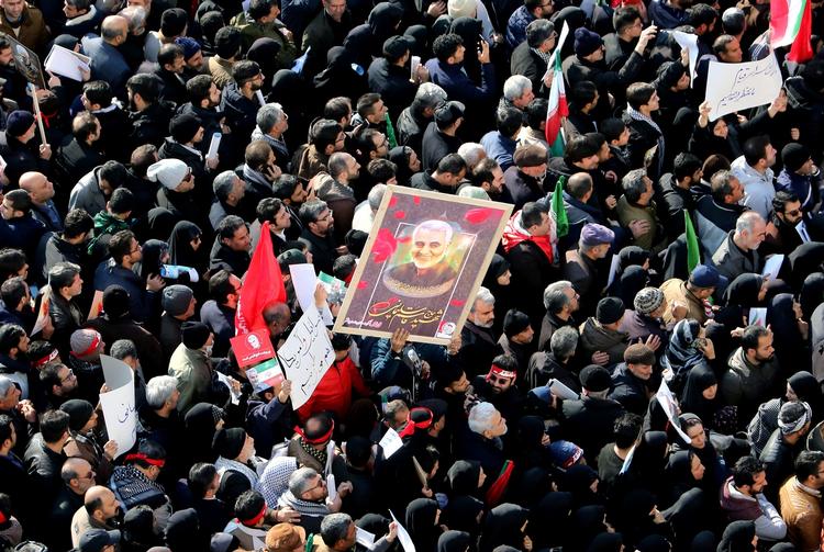
    Iranian mourners lift a picture of slain military commander Qasem Soleimani during a funeral procession in the capital Tehran on January 6, 2020, for him as well as Iraqi paramilitary chief Abu Mahdi al-Muhandis and other victims of a US attack. - Downtown Tehran was brought to a standstill as mourners flooded the Iranian capital to pay an emotional homage to Soleimani, the "heroic" general who spearheaded Iran's Middle East operations as commander of the Revolutionary Guards' Quds Force and was killed in a US drone strike on January 3 near Baghdad airport. (Photo by ATTA KENARE / AFP)
   Foto: Atta Kenare/Ritzau Scanpix