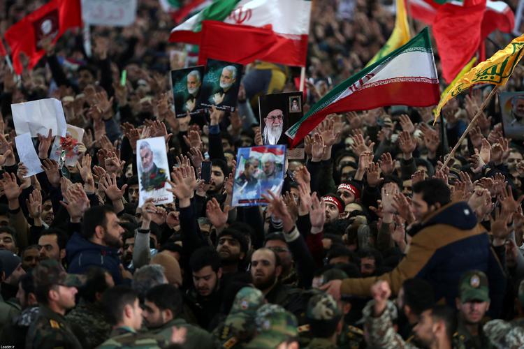 
Hundretusinder af iranere tager del i begravelsesoptog for den afdøde general Qassem Soleimani i Teheran. De bærer billeder af generalen og Irans leder  ayatollah Ali Khamenei, der efter USA drab af Soleimani har fået fornyet folkelig opbakning.     Foto: Official Khamenei website/Ritzau Scanpix