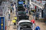 Produktionslinje på en af Volkswagens fabrikker i hovedkvarteret i  Wolfsburg, Tyskland. Men den tyske bilindustri er langt fra sit højeste gear. Foto: John Macdougall/Ritzau Scanpix