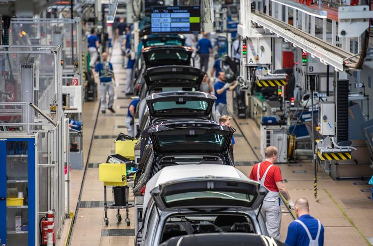 Produktionslinje på en af Volkswagens fabrikker i hovedkvarteret i  Wolfsburg, Tyskland. Men den tyske bilindustri er langt fra sit højeste gear. Foto: John Macdougall/Ritzau Scanpix