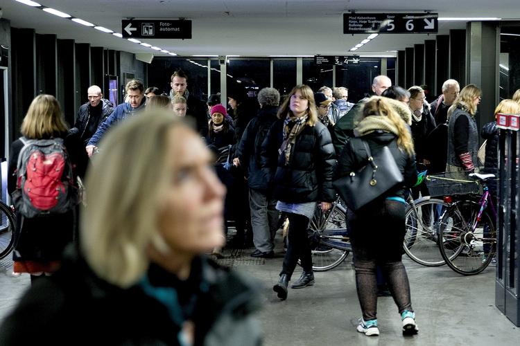Rejsende på Svanemøllen Station må væbne sig med tålmodighed. S-togene kører med store forsinkelser. Foto: Finn Frandsen/POLFOTO