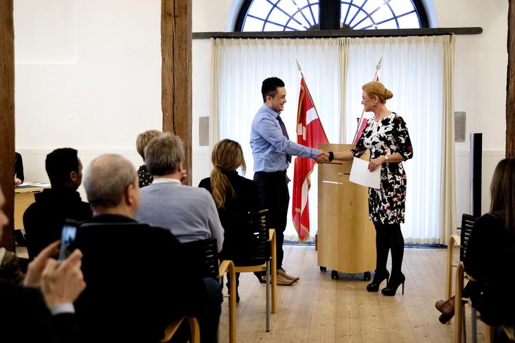 Den første grundlovsceremoni for ansøgere, der ønsker at blive danske statsborgere, blev afholdt i Eigtveds Pakhus i København 17. januar sidste år.  Foto: Finn Frandsen/POLFOTO