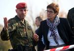 Forsvarsminister Annegret Kramp-Karrenbauer sammen med tyske soldater på en kaserne i Erfurt. Foto: Michael Dalder/Ritzau Scanpix