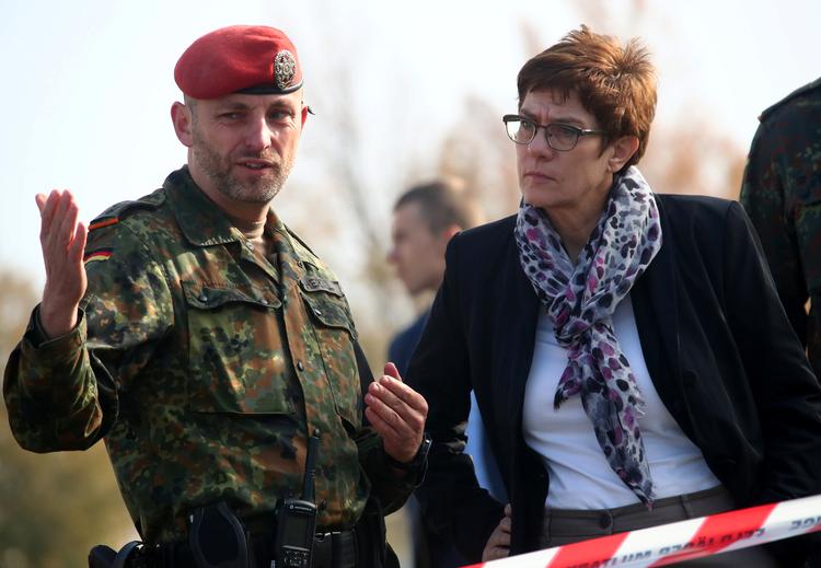 Forsvarsminister Annegret Kramp-Karrenbauer sammen med tyske soldater på en kaserne i Erfurt. Foto: Michael Dalder/Ritzau Scanpix