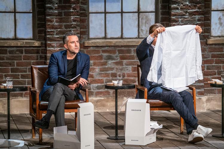I 'Løvens hule' får en iværksætter løverne helt op i det røde felt over hans kridhvide skjorter og lukrative forretning. Foto: Per Arnesen 