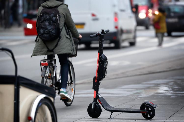 Løbehjulene har vist sig ofte at blive efterladt uden hensyn til cyklende eller gående. Foto: Jens Dresling/POLFOTO