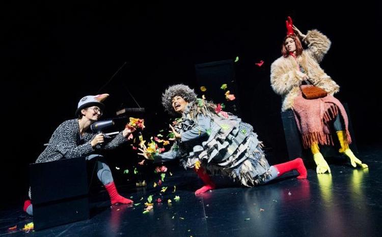 Hvad skal der blive af den lille, mærkelige ælling i Det Kongelige Teaters opsætning af 'Den Grimme Ælling'? Det kan du se i Operaens foyer frem til marts - helt gratis.  Pressefoto Miklos Szabo