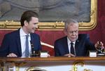 Østrigs præsident Alexander van der Bellen (til højre) og kansler Sebastian Kurz underskriver dokumenter under ceremonien i Østrig.  Foto: Hans Klaus Techt/Ritzau Scanpix