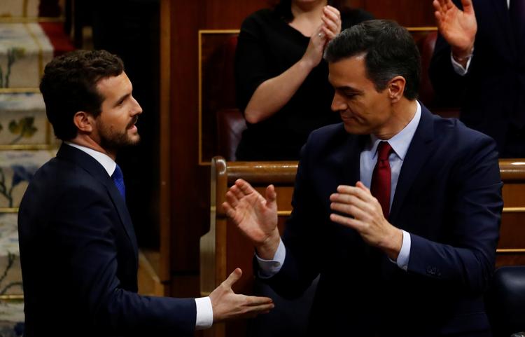 Pablo Casado lykønsker Pedro Sanchez, efter han tirsdag sikrede sig en ny periode på posten.  Foto: Stringer/Ritzau Scanpix