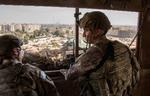 Amerikanske soldater holder vagt ved den stærkt bevogtede amerikanske ambassade i Iraks hovedstad, Bagdad, den 1. januar 2020. Dagen forinden havde flere hundrede iransk-støttede militsmedlemmer forsøgt at trænge ind uden held.  Foto: Handout ./Ritzau Scanpix
