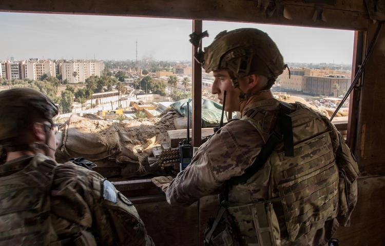 Amerikanske soldater holder vagt ved den stærkt bevogtede amerikanske ambassade i Iraks hovedstad, Bagdad, den 1. januar 2020. Dagen forinden havde flere hundrede iransk-støttede militsmedlemmer forsøgt at trænge ind uden held.  Foto: Handout ./Ritzau Scanpix