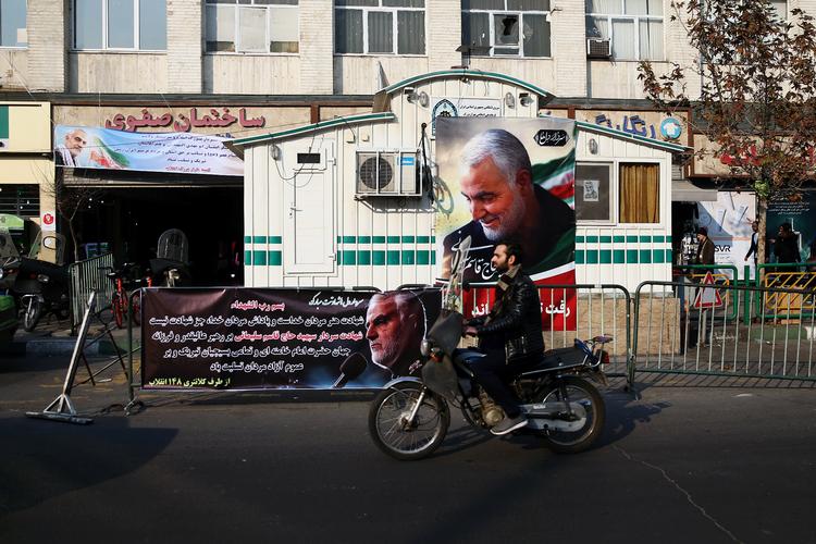 Teheran dagen efter det store sorgoptog for den dræbte general Qassem Suleimani. Den 31-årige butiksejer Hadi deler vreden med den mange tusinder, der var på gaden i går. Men han går stadig ikke ind for regeringen.  Foto: Wana News Agency/Ritzau Scanpix