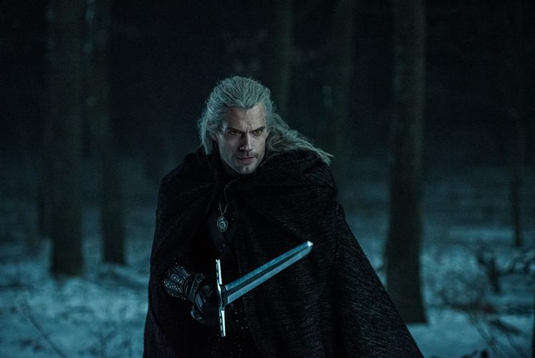 Henry Cavill spiller hovedrollen som Geralt af Rivia, der er en witcher - en mutant med overmenneskelige krafter. Foto: Netflix