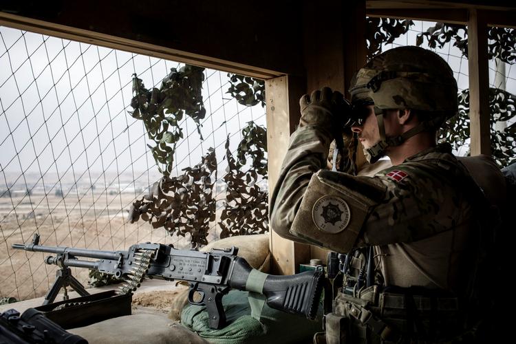 Danske soldater holder vagt ved Al-Asad flybasen  i Irak. Foto: Mads Nissen/POLFOTO