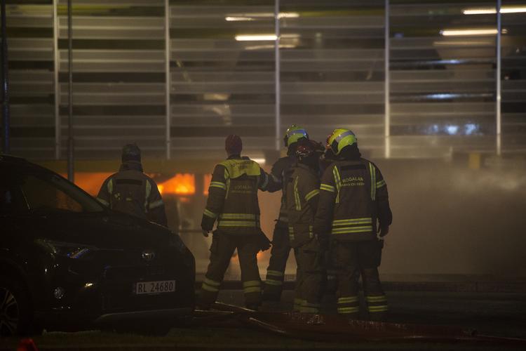 Mange biler brænder i et parkeringshus, som er delvist kollapset, ved Stavangers lufthavn.  Foto: Carina Johansen/Ritzau Scanpix