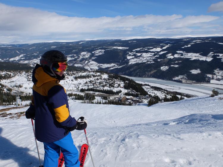 Malthe på 11 år gør sig klar til at kaste sig ud på den olympiske styrtløbsbakke med et højdefald på mere end 800 meter. Det giver ærefrygt, når man ved, at Norges store skistjerne, Aleksander Aamodt Kilde, har trænet på pisten selvsamme formiddag.  Foto: Lasse Foghsgaard