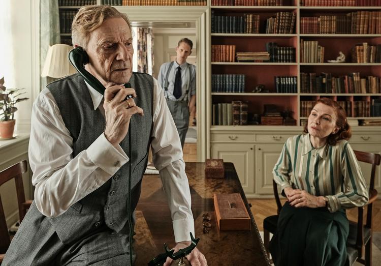 Jesper Christensen og Bodil Jørgensen står øverst på rollelisten i Anders Refns 'De forbandede år'. 