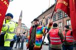 Arbejdsgivernes og fagbevægelsens forhandlere mødtes onsdag i Industriens Hus. Udenfor havde fagligt aktive medbragt de røde faner til dagens demonstration. Foto: Ida Guldbæk Arentsen/Ritzau Scanpix