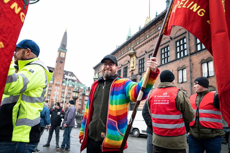 Arbejdsgivernes og fagbevægelsens forhandlere mødtes onsdag i Industriens Hus. Udenfor havde fagligt aktive medbragt de røde faner til dagens demonstration. Foto: Ida Guldbæk Arentsen/Ritzau Scanpix